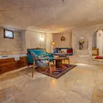 Castle Cave מלון 3*