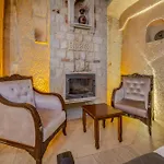 Castle Cave מלון