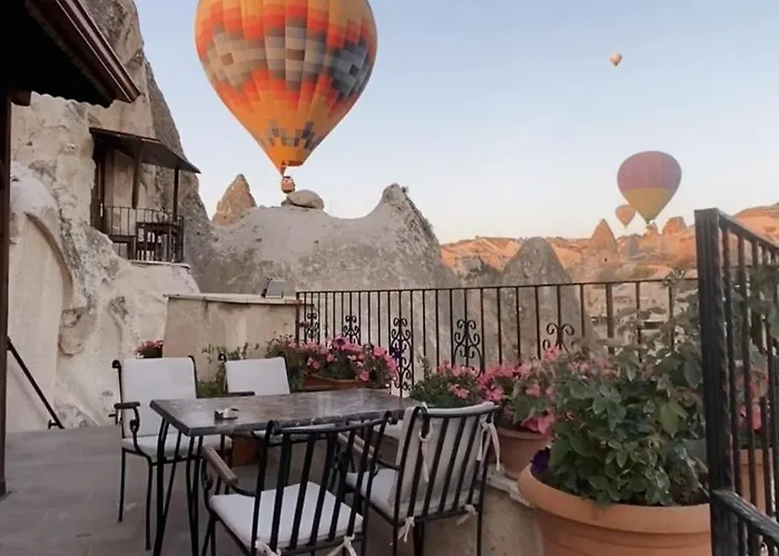 Отель Castle Cave 3*