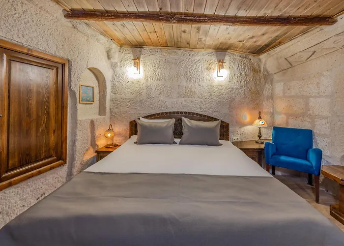 Отель Castle Cave 3*