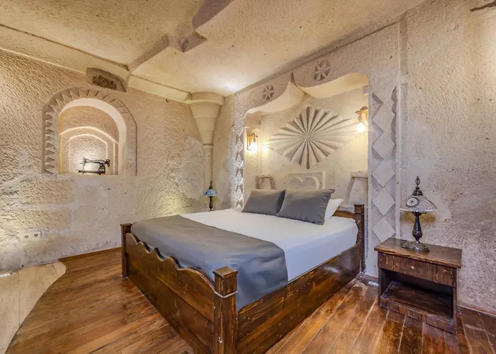 Castle Cave 酒店 3*